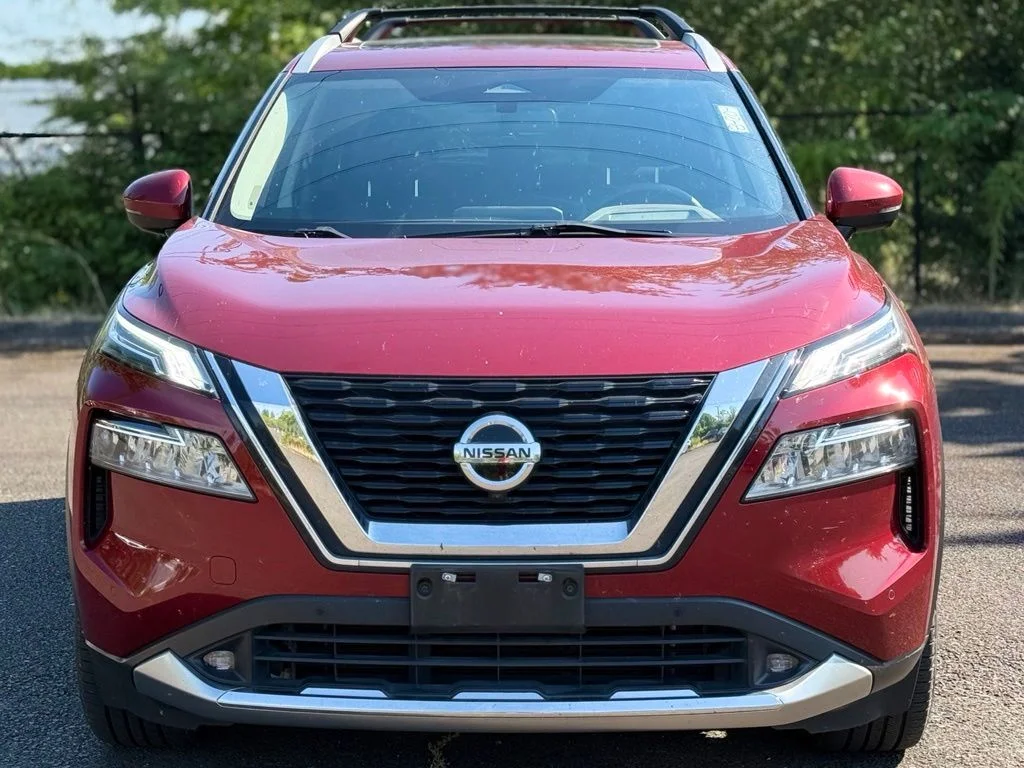 Used 2021 Red Nissan Platinum image 8