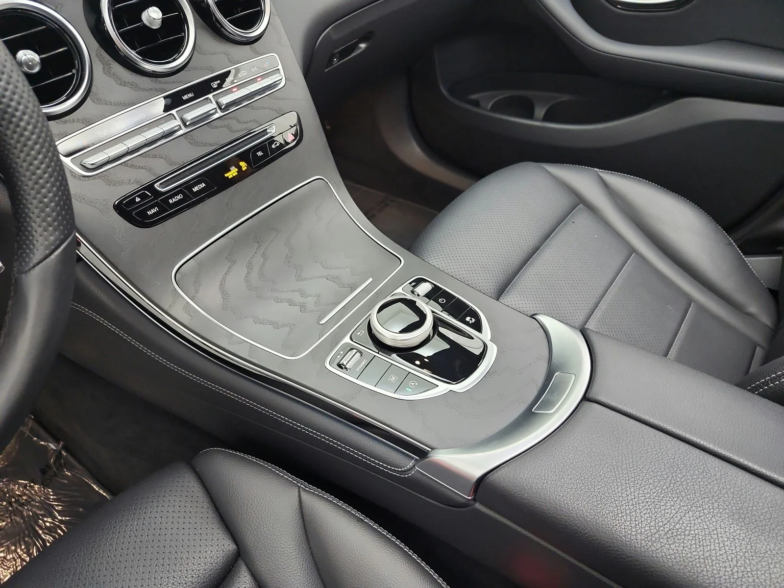 Used 2019 Polar White Mercedes-Benz GLC 300 4MATIC® SUV image 11