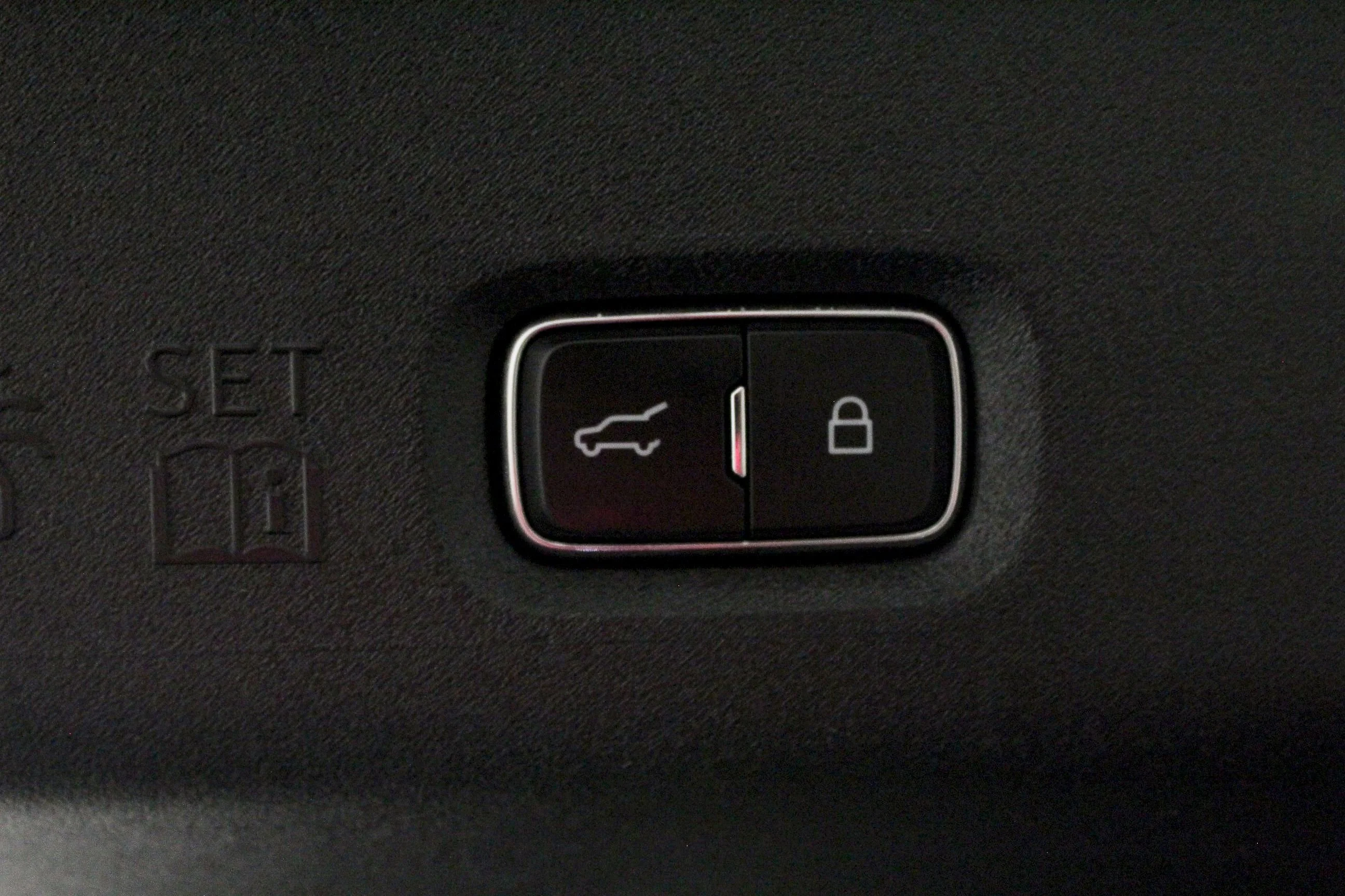 Used 2025 Black Metallic Ford Platinum image 17
