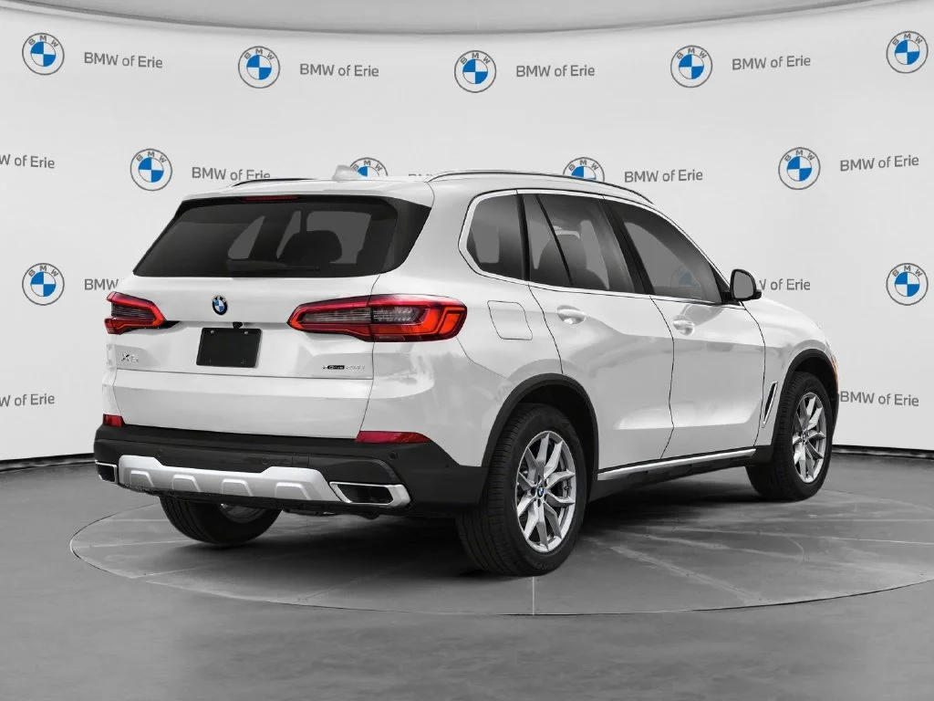 Used 2021 White Metallic BMW xDrive40i image 2