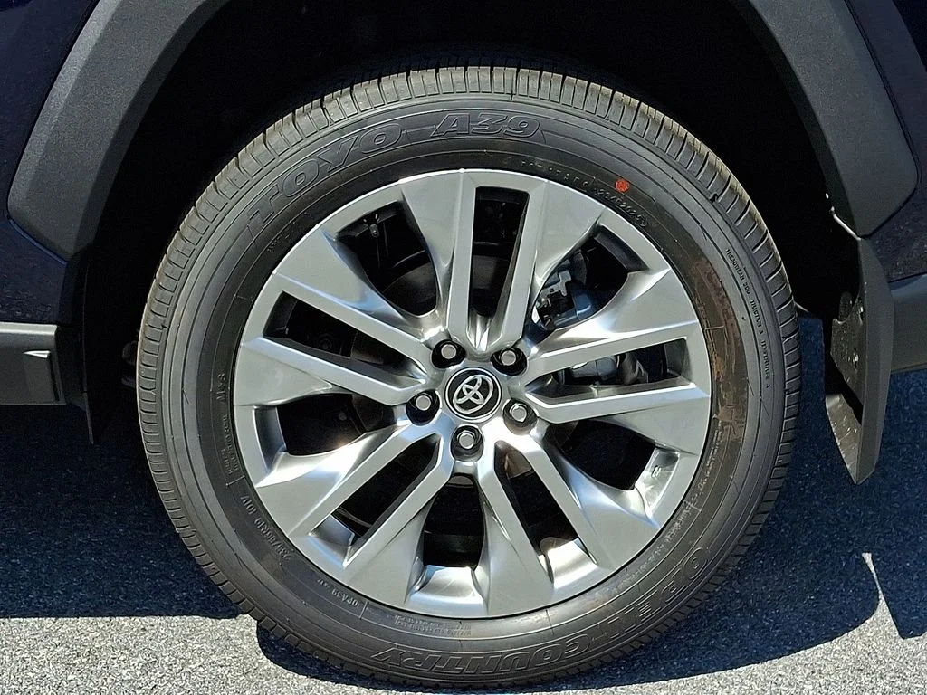 2025 Toyota RAV4 XLE Premium - Photo 18