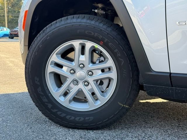 New 2025 Silver Zynith Exterior Paint Jeep Laredo image 4
