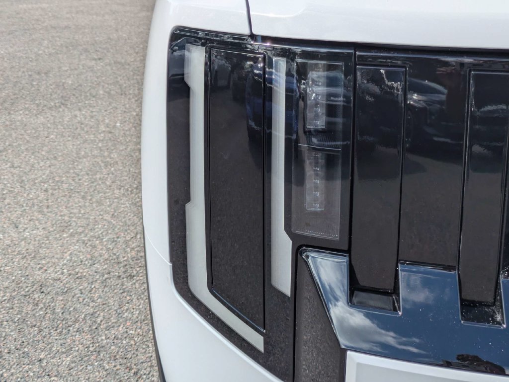 New 2027 Glacial White Pearl Kia EX image 10