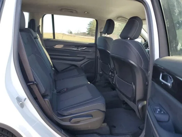 Used 2023 White Jeep Laredo image 22