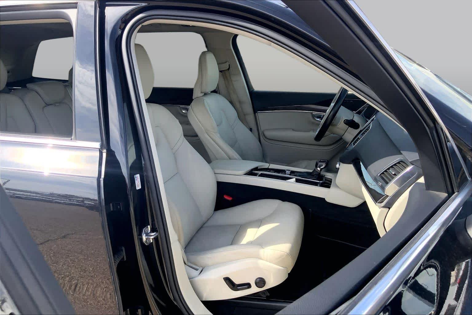 Used 2019 Onyx Black Metallic Volvo Momentum image 9