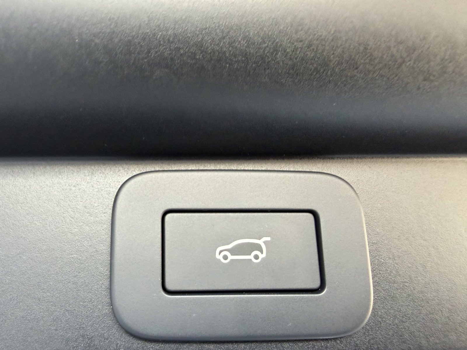 New 2026 Ostuni Pearl White Land Rover SV image 37