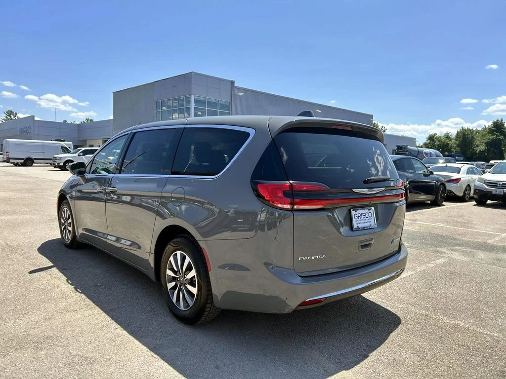 Used 2022 White Chrysler Touring L image 5