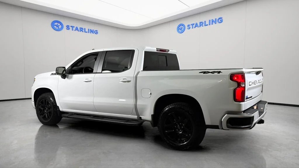 Used 2025 Summit White Chevrolet RST image 4