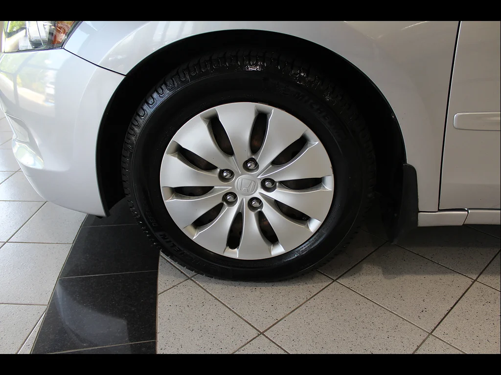 Used 2008 Alabaster Silver Metallic Honda LX image 9