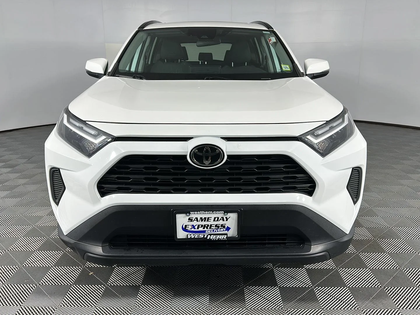 Used 2022 White Toyota XLE image 13