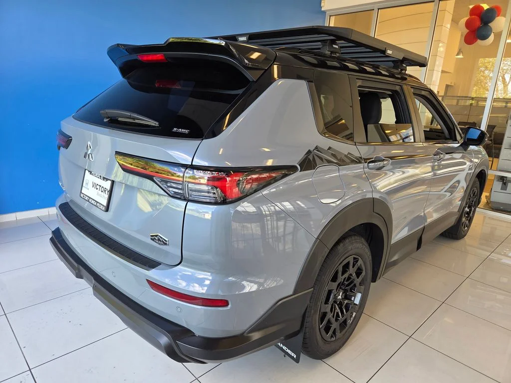 Used 2026 Moonstone Gray Metallic/Black Roof Mitsubishi LE image 7