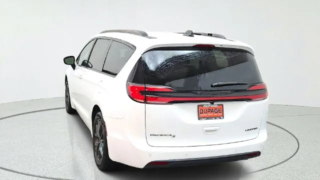 New 2027 Bright White Clear-Coat Paint Chrysler Limited image 9