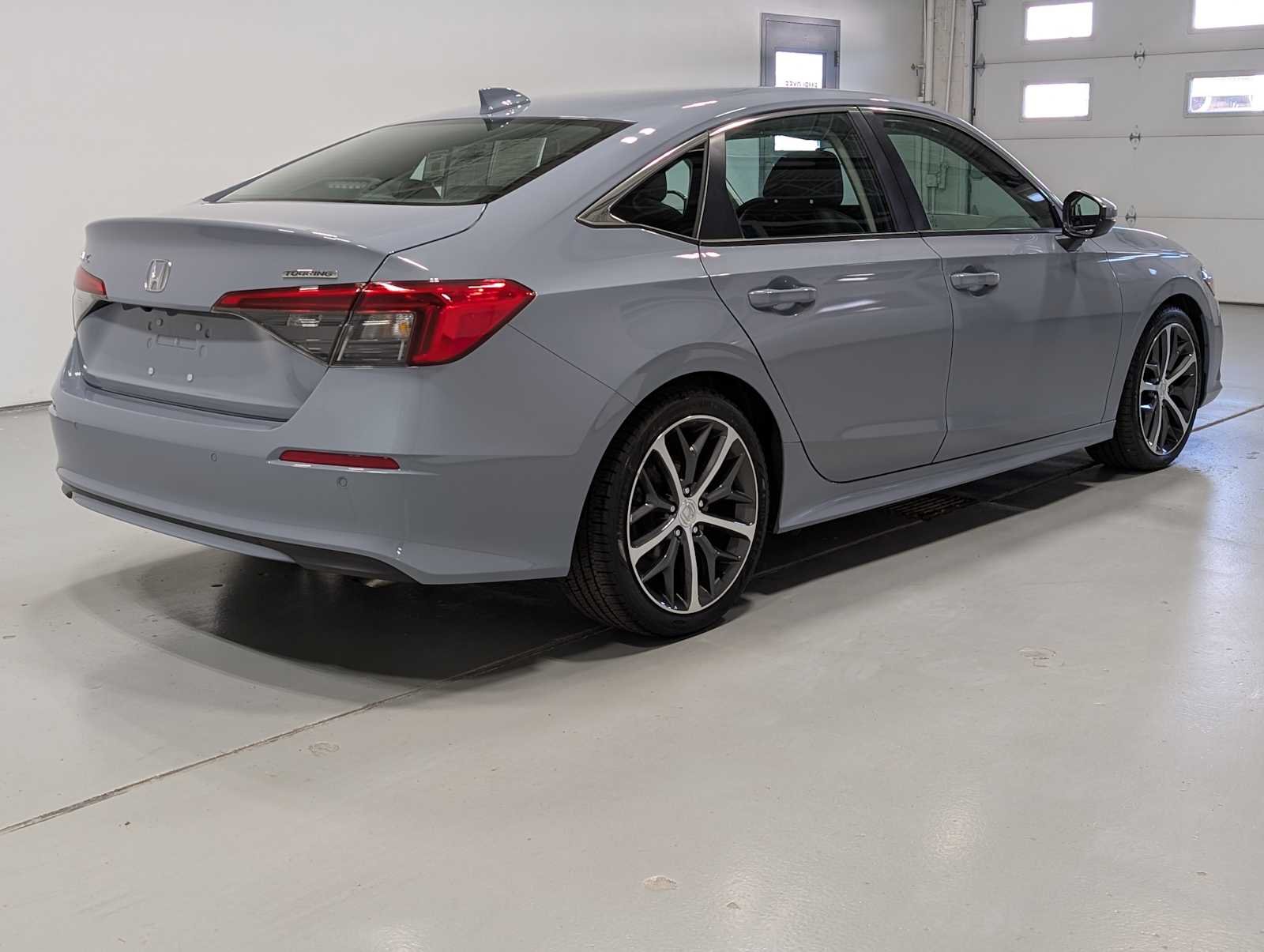 Used 2024 Sonic Gray Pearl Honda Touring image 8