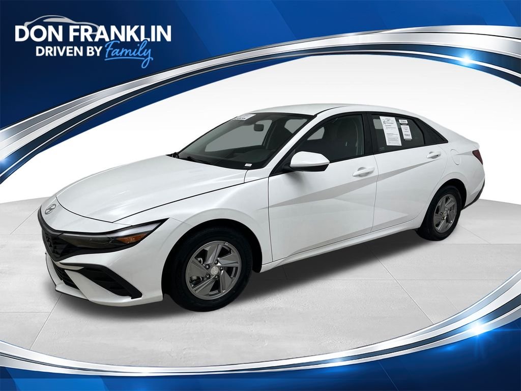 Used 2025 White Hyundai SE image 1