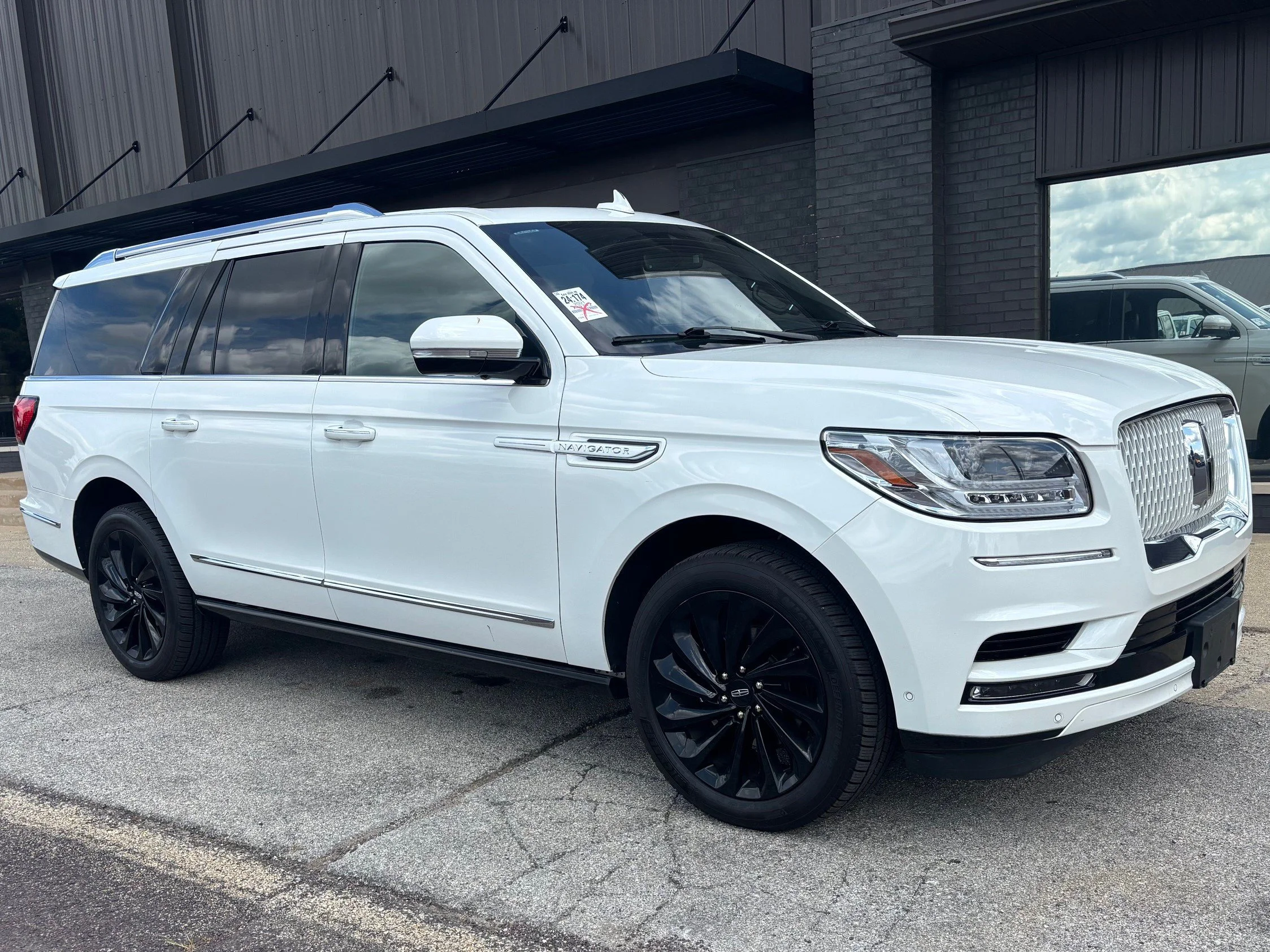 Used 2021 White Lincoln Reserve image 3