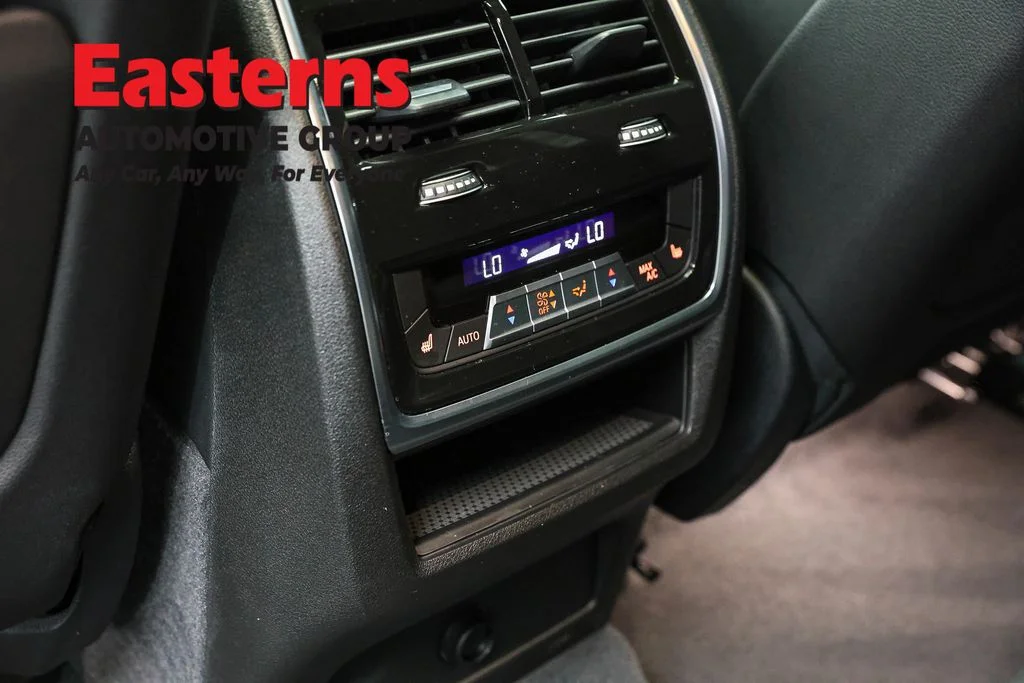 Used 2025 Black BMW M60i image 23