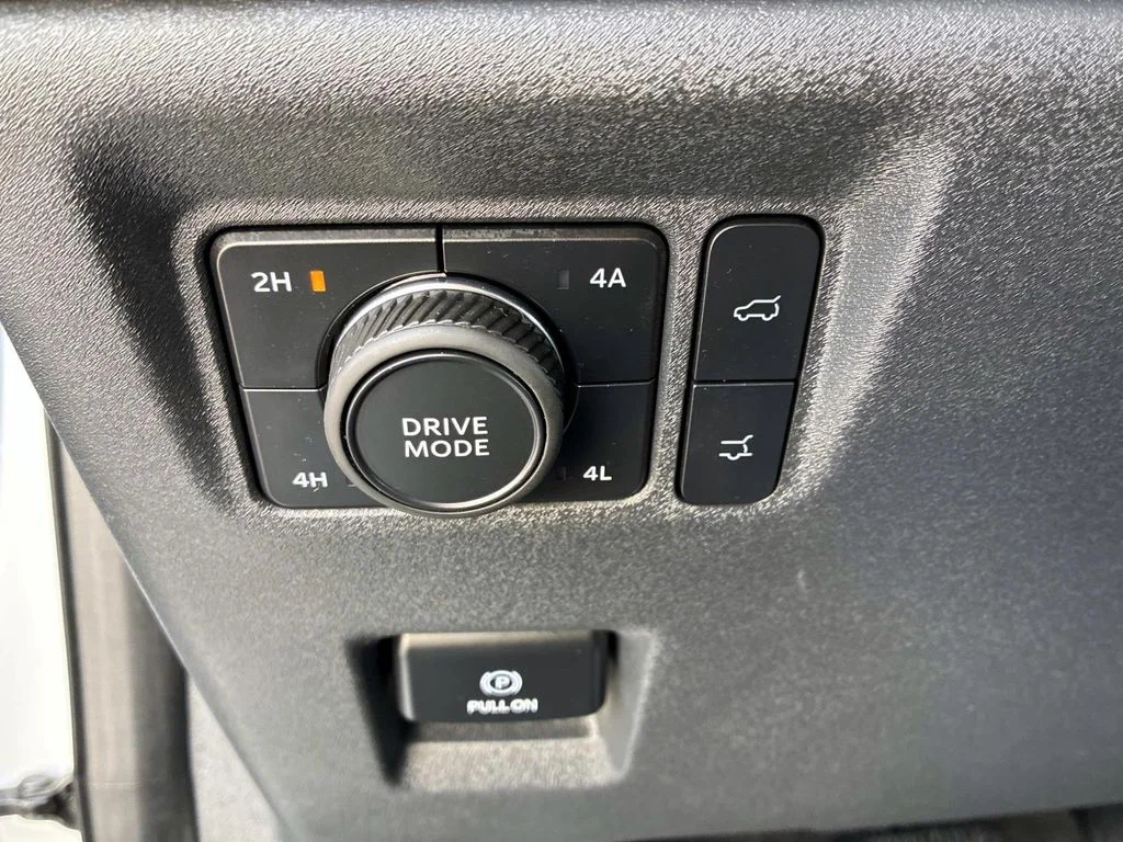 Used 2025 Oxford White Ford Active image 28