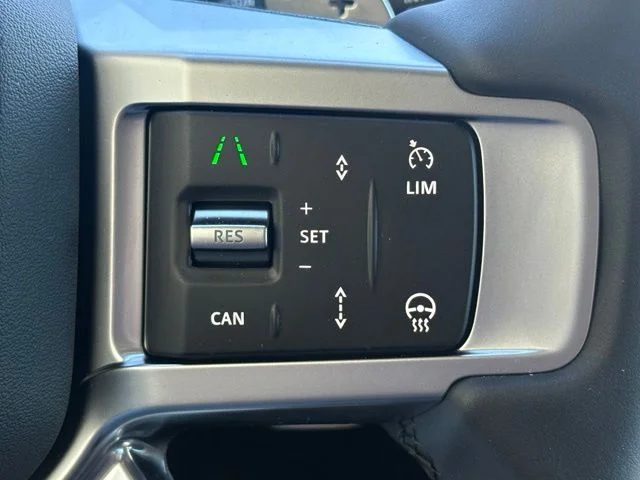 New 2026 Santorini Black Land Rover Dynamic SE image 18