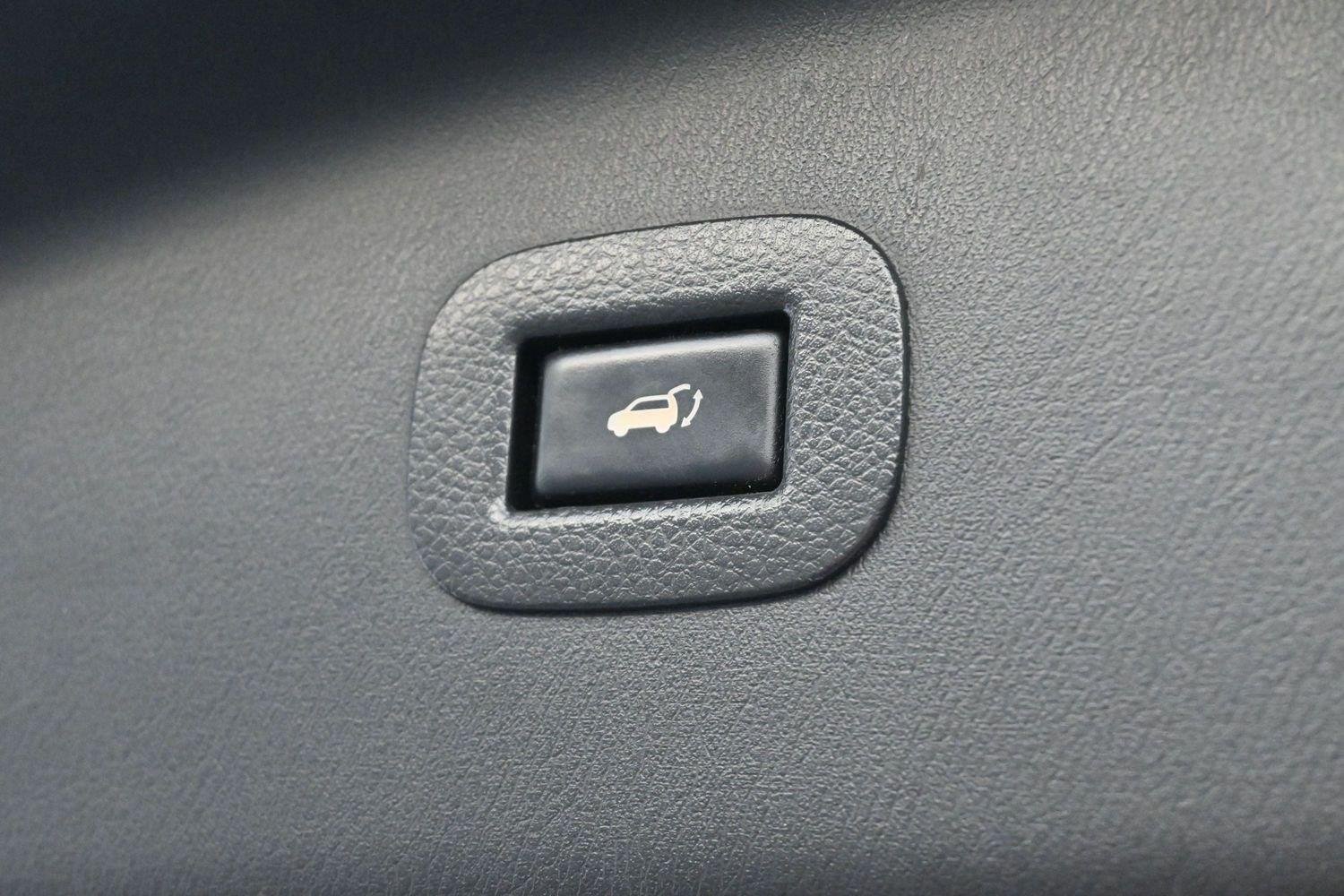 Used 2019 Pearl White Tricoat Nissan SL image 10