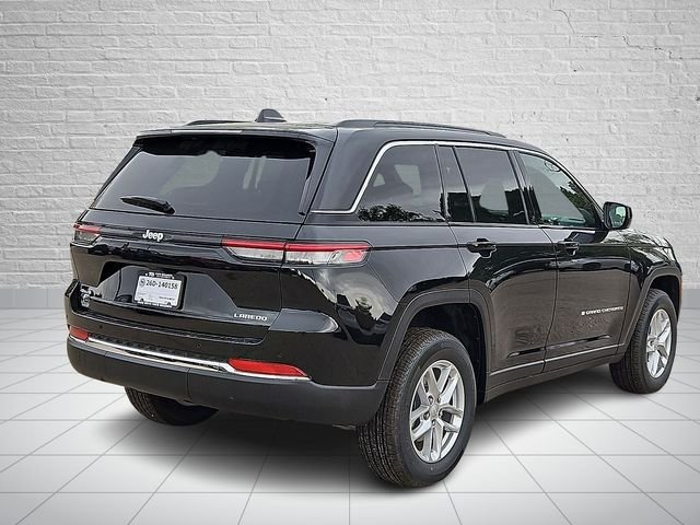 New 2026 Diamond Black Crystal Pearlcoat Jeep Laredo image 4