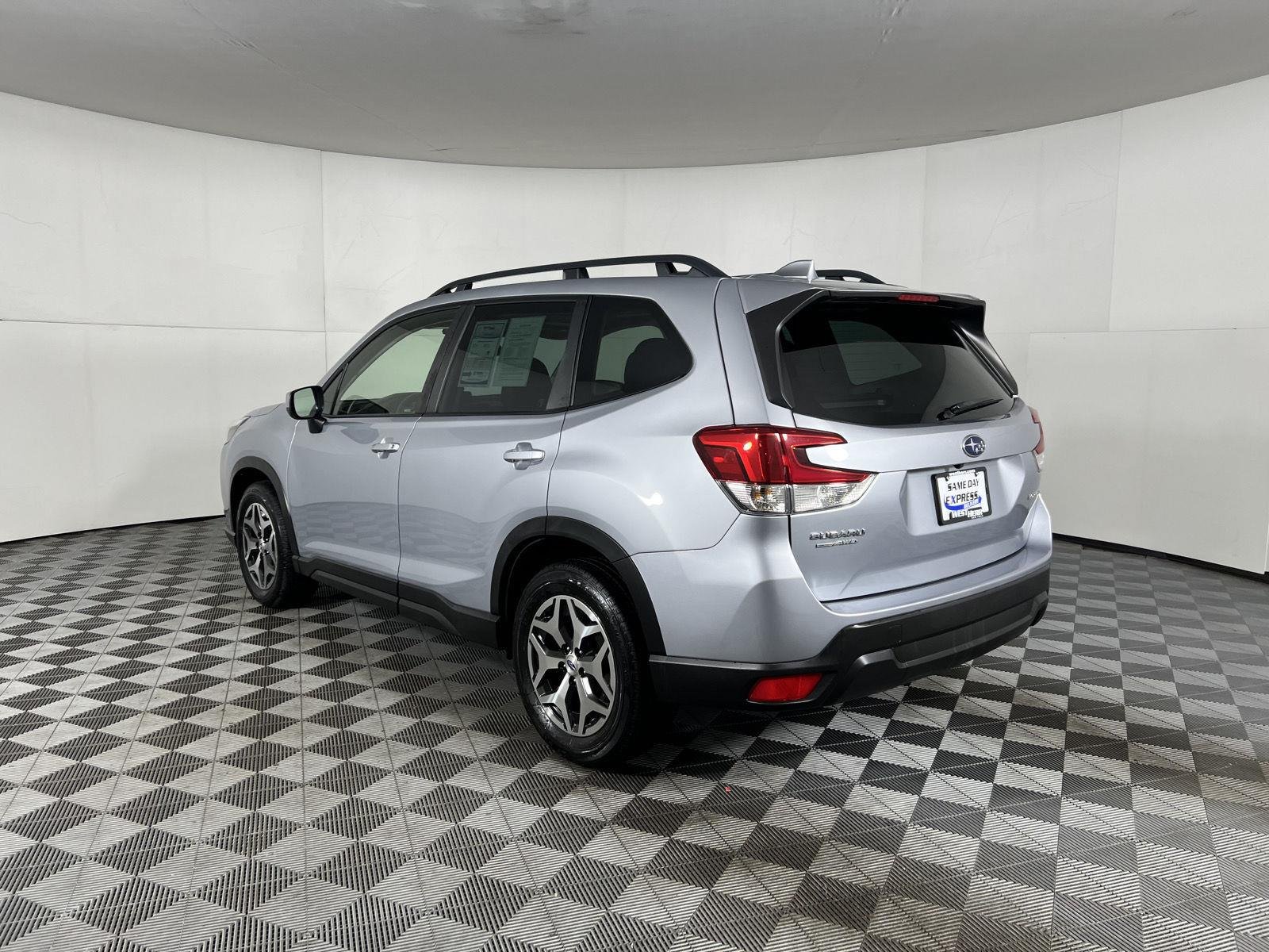 Used 2023 Ice Silver Metallic Subaru Premium image 7