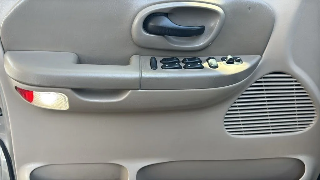 Used 2001 Beige Ford Lariat image 18