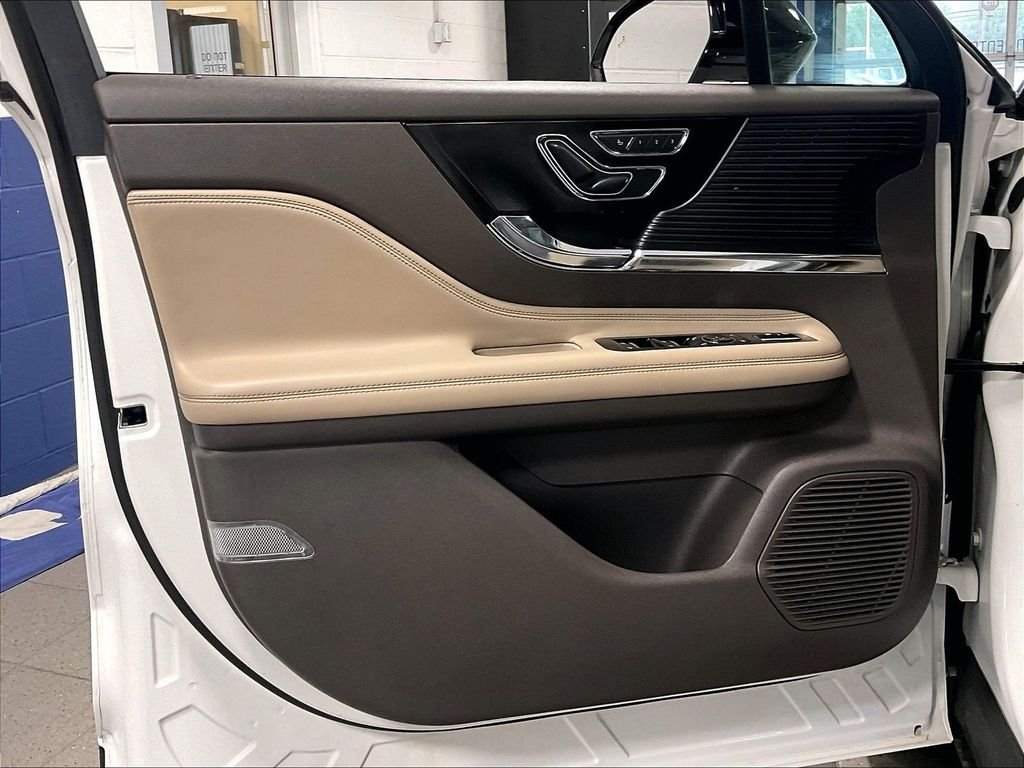 Used 2020 White Lincoln Standard image 9