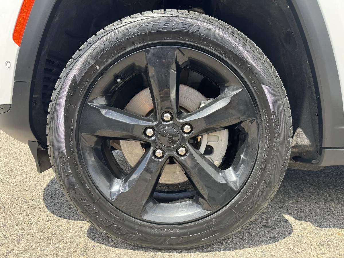 Used 2024 White Jeep Limited image 20