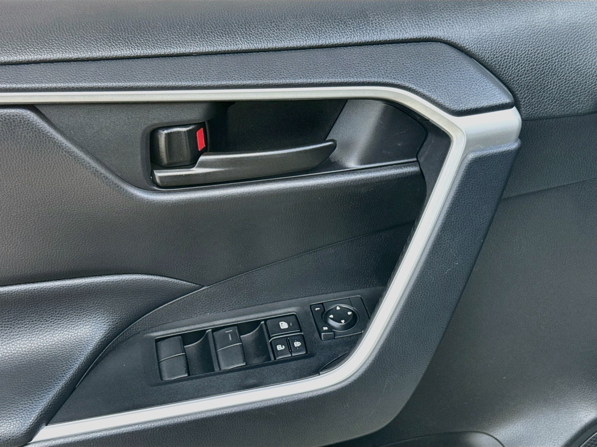 Used 2025 Ice Toyota LE image 14