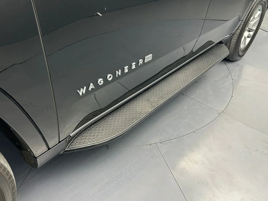 Used 2023 Diamond Black Crystal Pearlcoat Jeep Base image 38