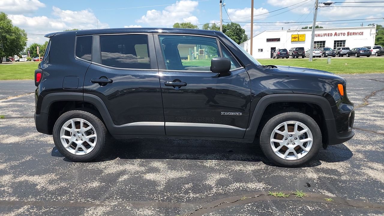 Used 2023 Black Clearcoat Jeep Latitude image 9