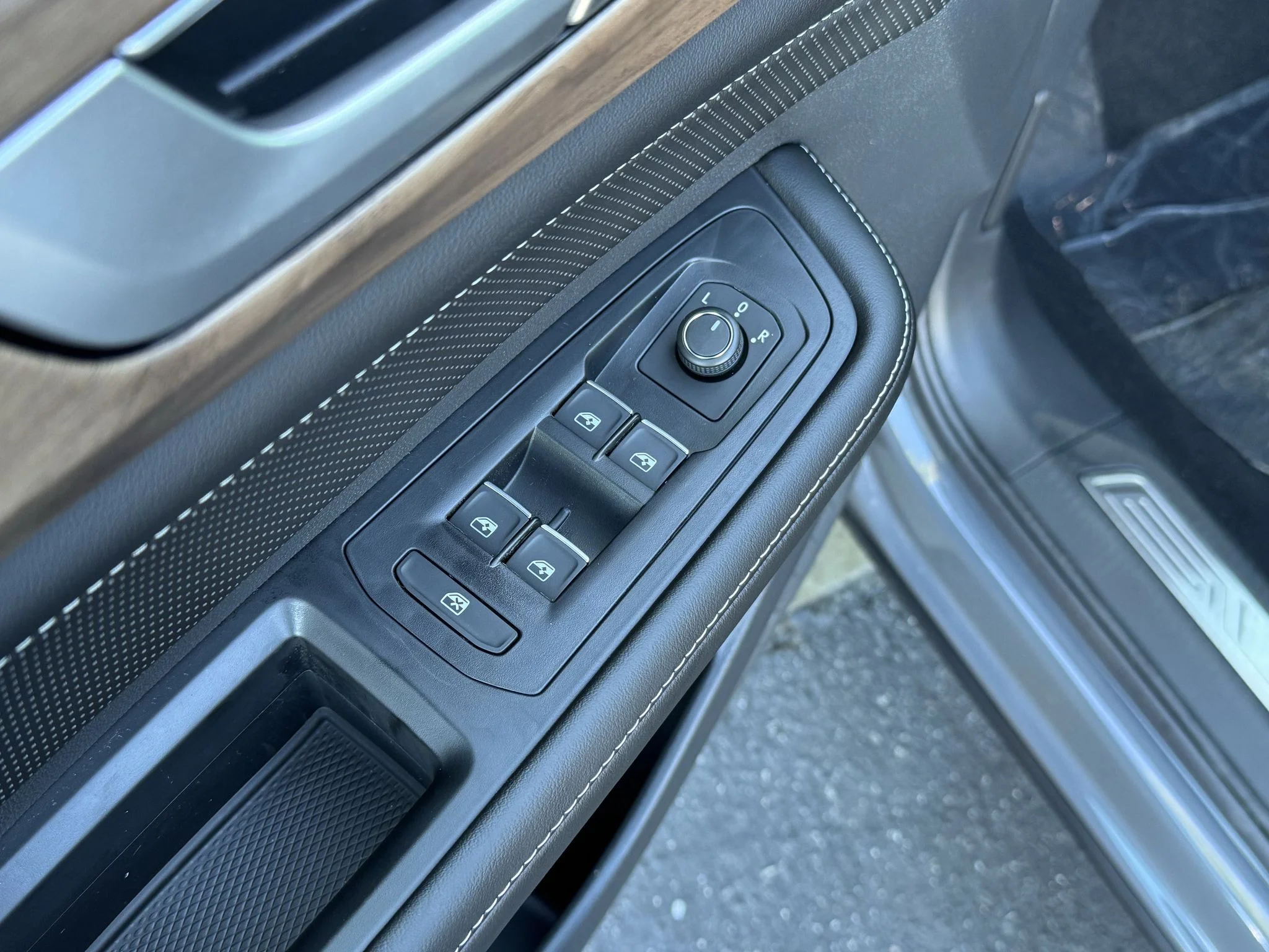 New 2026 Pure Gray Volkswagen 2.0T SE w/Technology image 13