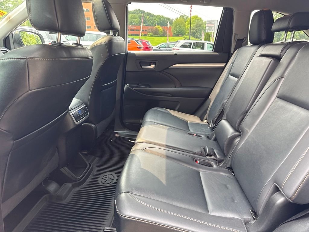 Used 2019 Silver Toyota XLE image 12
