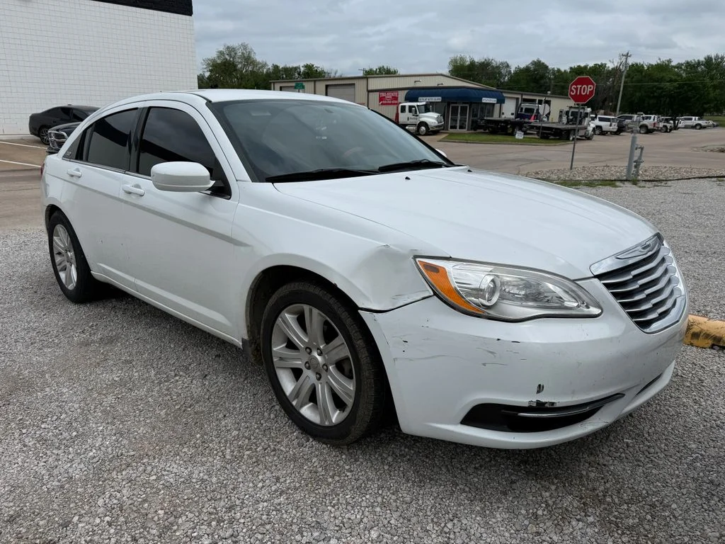 Used 2013 White Chrysler Touring image 4