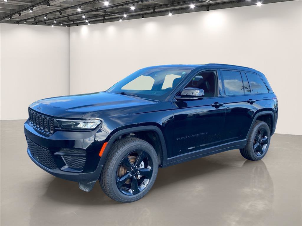 Used 2023 Diamond Black Crystal Pearlcoat Jeep Altitude image 3