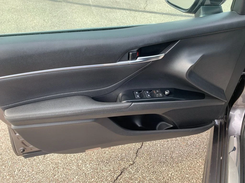 Used 2018 Gray Toyota XSE V6 image 12