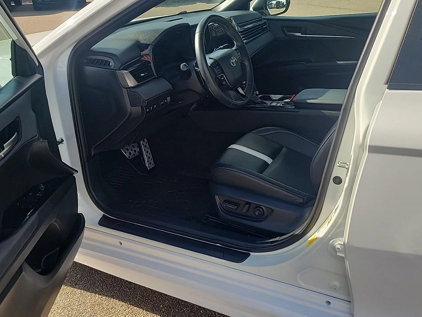 Used 2025 Ice Cap Toyota SE image 3