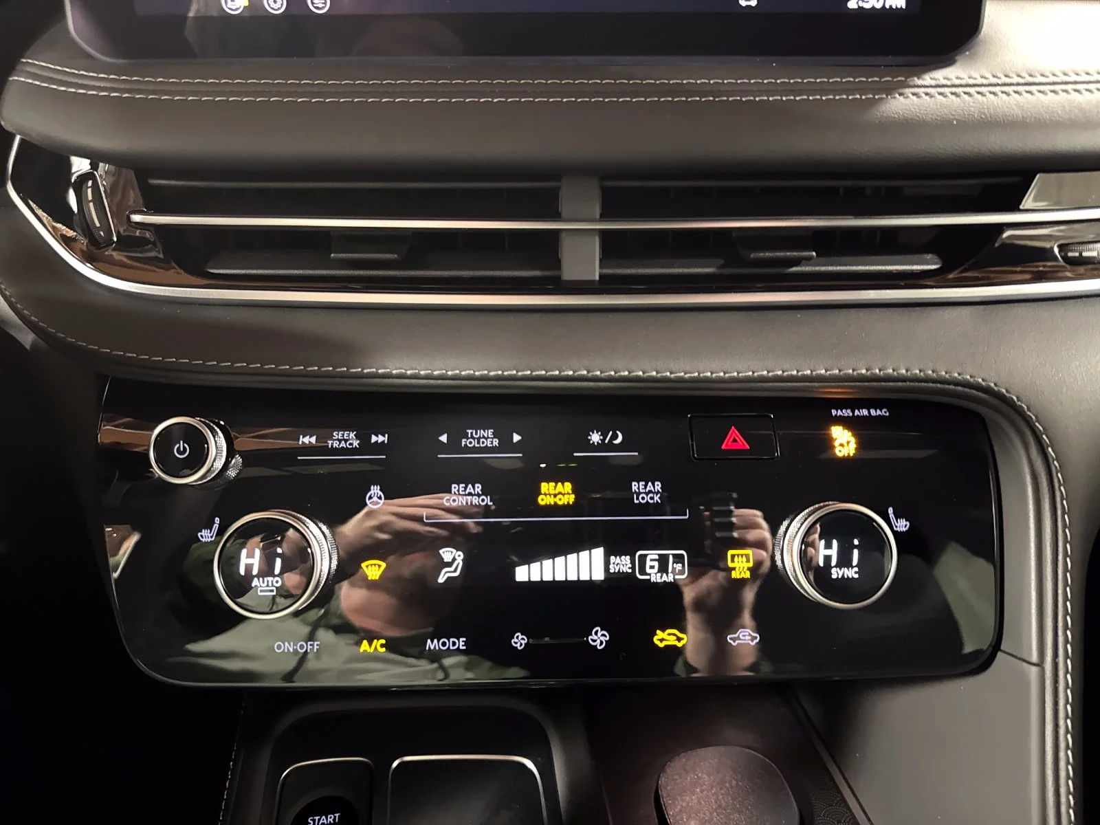 New 2027 RADIANT WHITE INFINITI Luxe AWD image 19