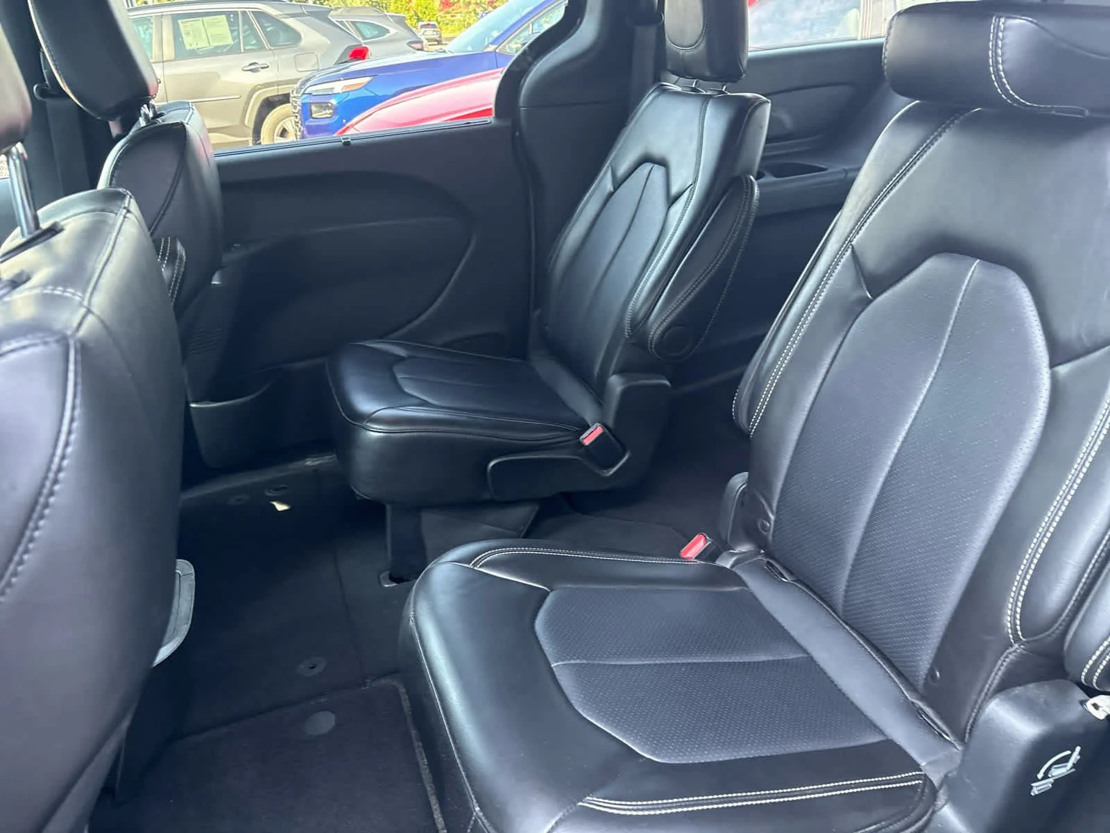 Used 2025 Ceramic Gray Clearcoat Chrysler Select image 10