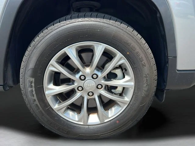 Used 2021 Silver Jeep Latitude Lux image 26