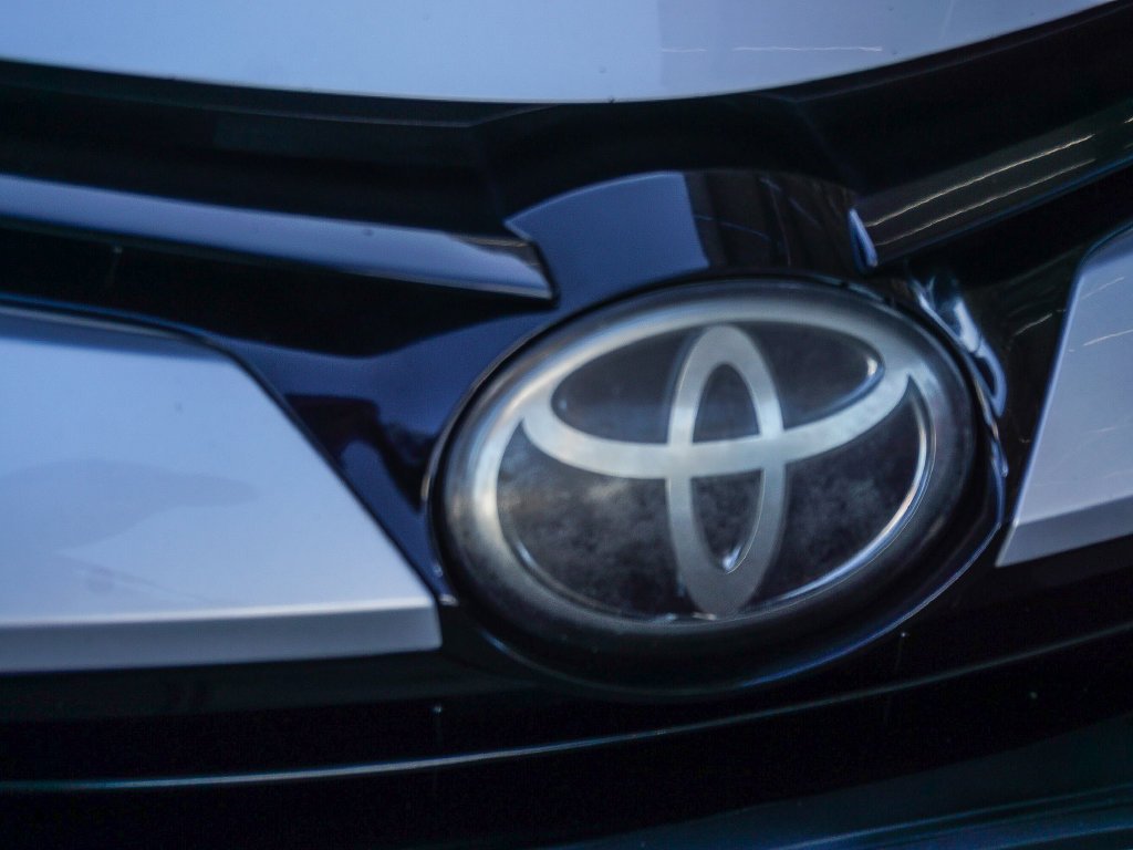 Used 2018 Silver Toyota LE image 12
