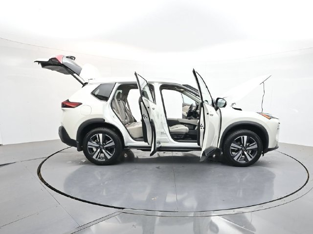 Used 2023 White Nissan SL image 41
