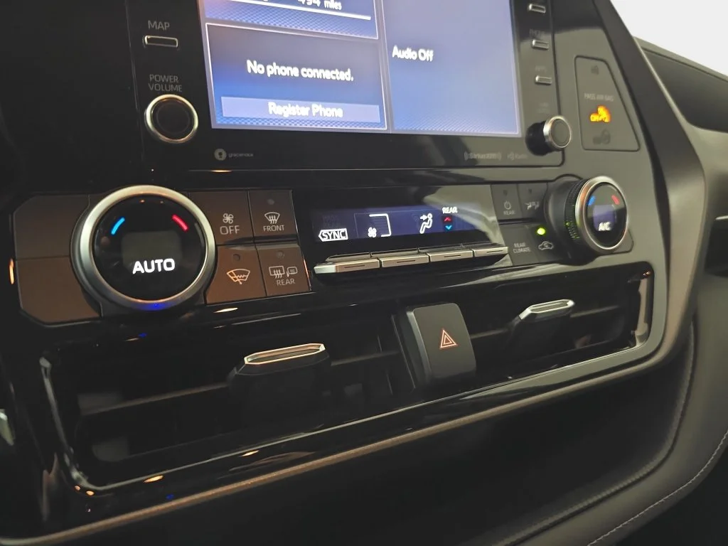 Used 2020  Toyota LE image 23