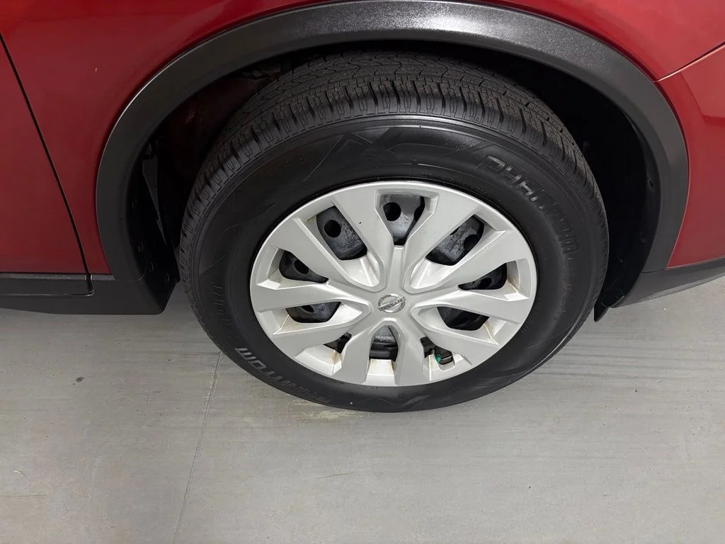 Used 2016 Red Nissan S image 10