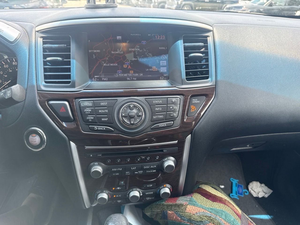 Used 2015 Black Nissan SL image 9