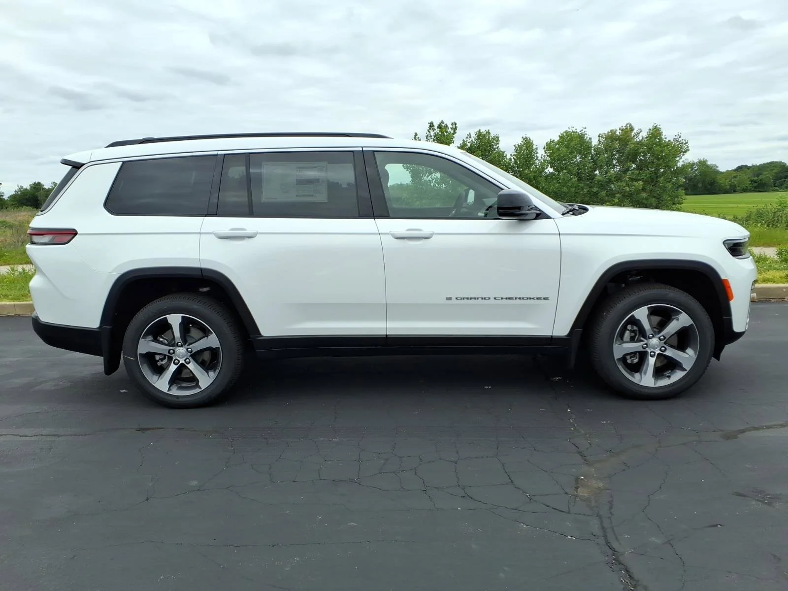 New 2026 Bright White Clear-Coat Exterior Paint Jeep Limited image 18