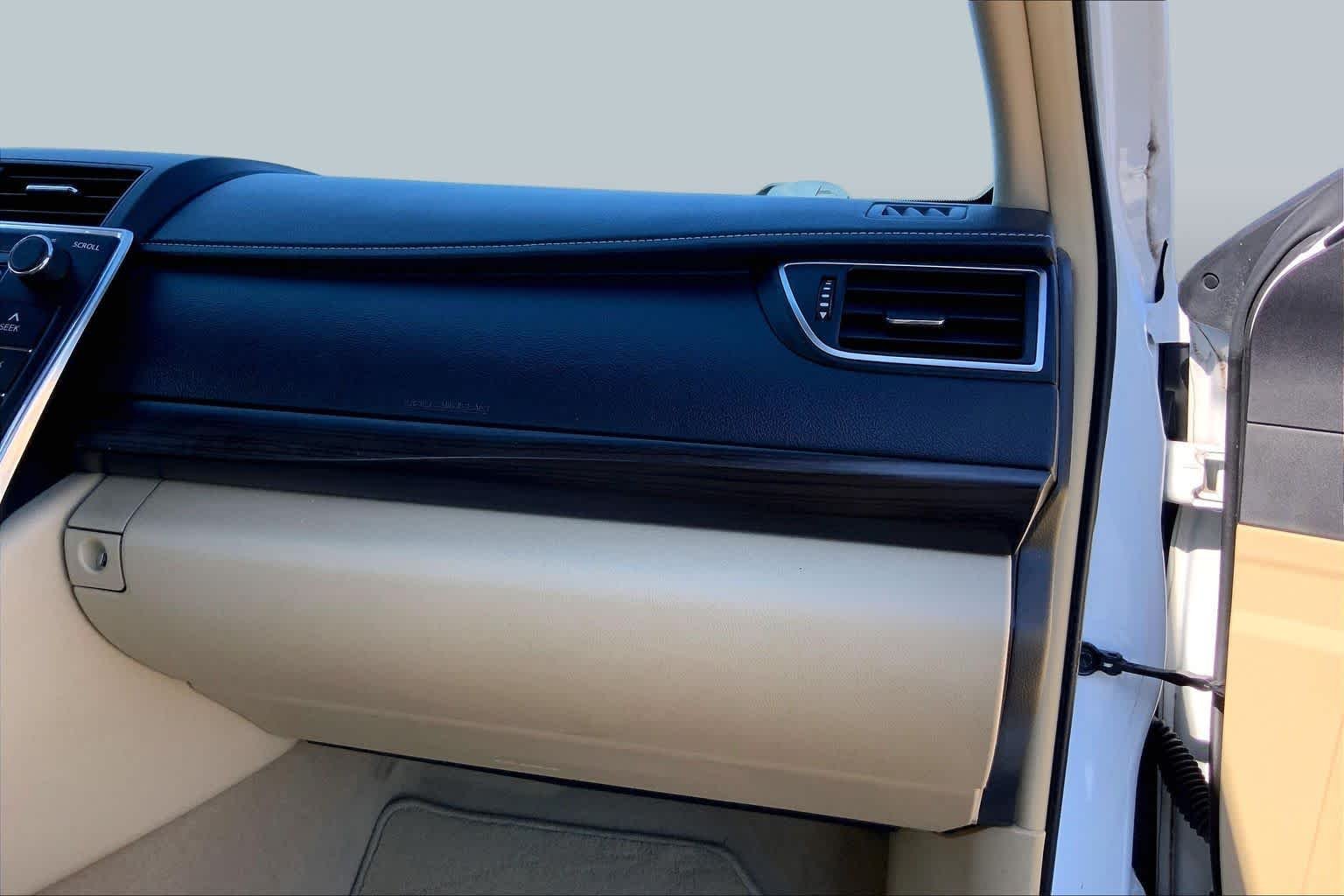 Used 2016 Super White Toyota XLE image 18