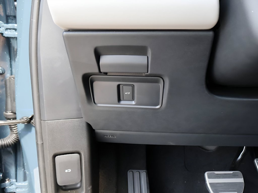 Used 2026 Tribeca Blue Metallic Land Rover Dynamic image 35