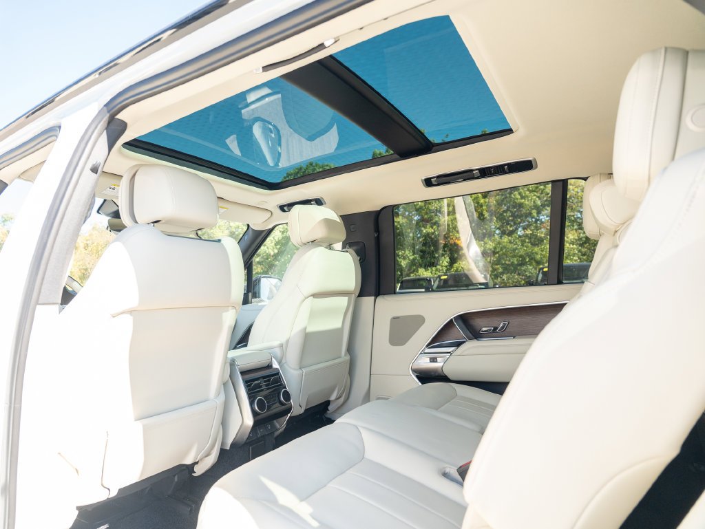 Used 2024 White Land Rover SE image 34