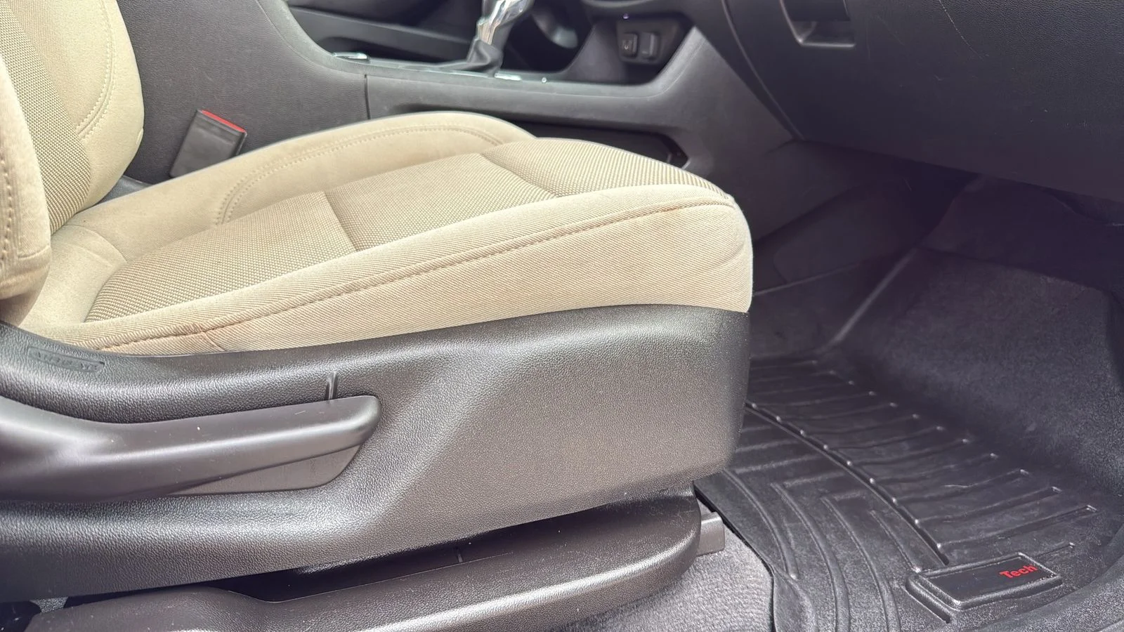 Used 2022 White Chevrolet LS image 24